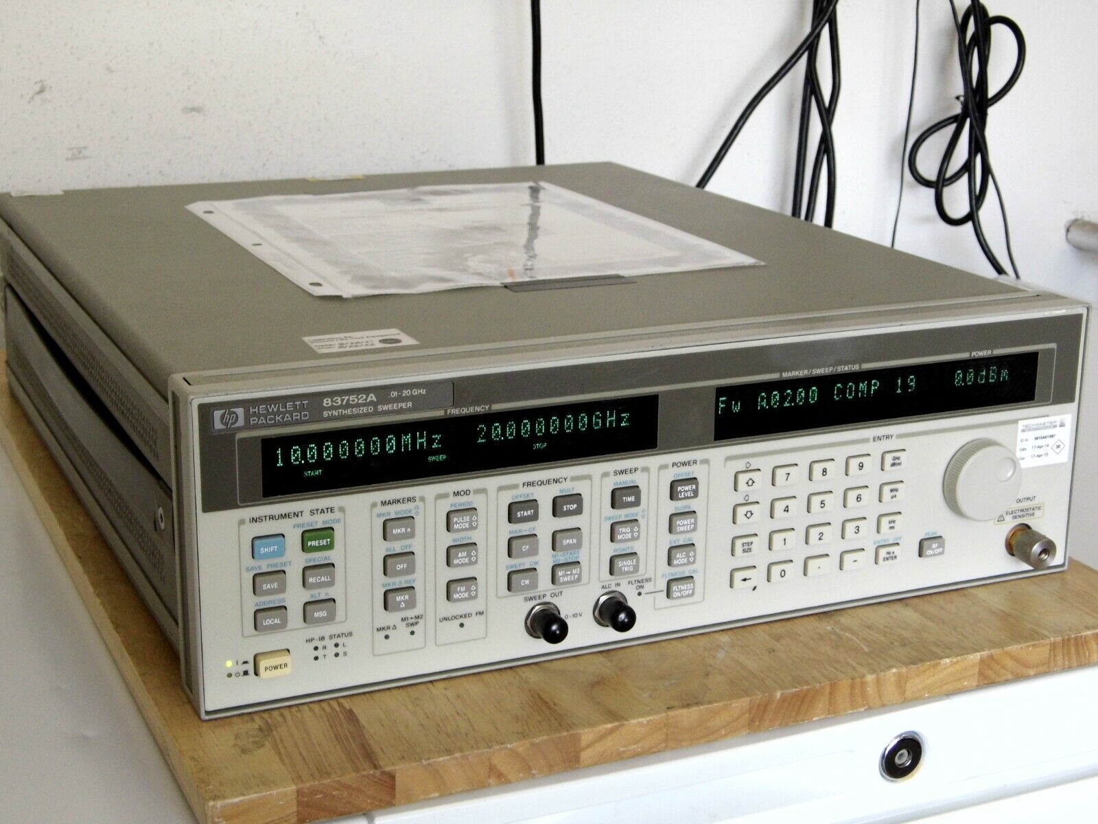 AT HP 83752A .01-20GHz Synthesized Signal Sweeper w/opt. 1E1 & cal. w/data AT HP 83752A .01-20GHz Synthesized Signal Sweeper w/opt. 1E1 & cal. w/data
